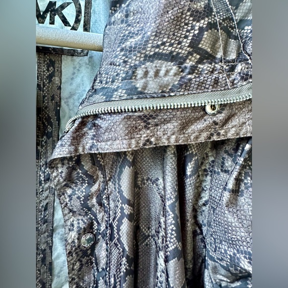 MICHAEL KORS WINDBREAKER JACKET, RAIN COAT, SNAKE PYTHON PRINT, PACKABLE size XL - Picture 8 of 13